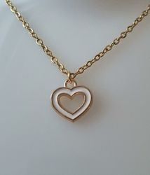 Guldfärgat halsband i rostfritt stål med ett vitt hjärta