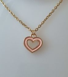 Guldfärgat halsband i rostfritt stål med ett rosa hjärta