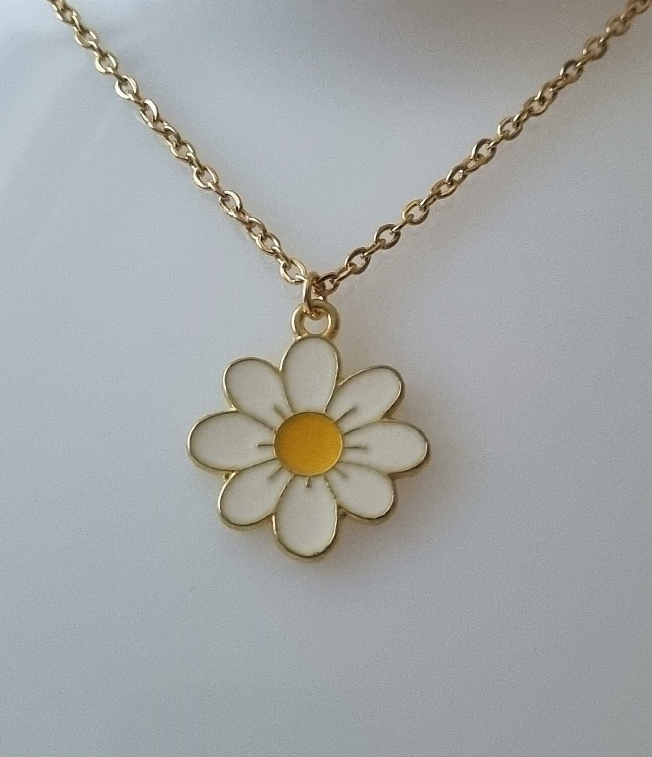 Guldfärgat halsband i rostfritt stål med vit blomma / tusensköna
