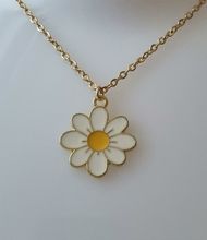 Guldfärgat halsband i rostfritt stål med vit blomma / tusensköna