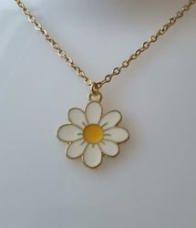 Guldfärgat halsband i rostfritt stål med vit blomma / tusensköna