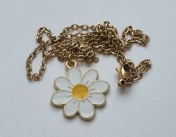Guldfärgat halsband i rostfritt stål med vit blomma / tusensköna
