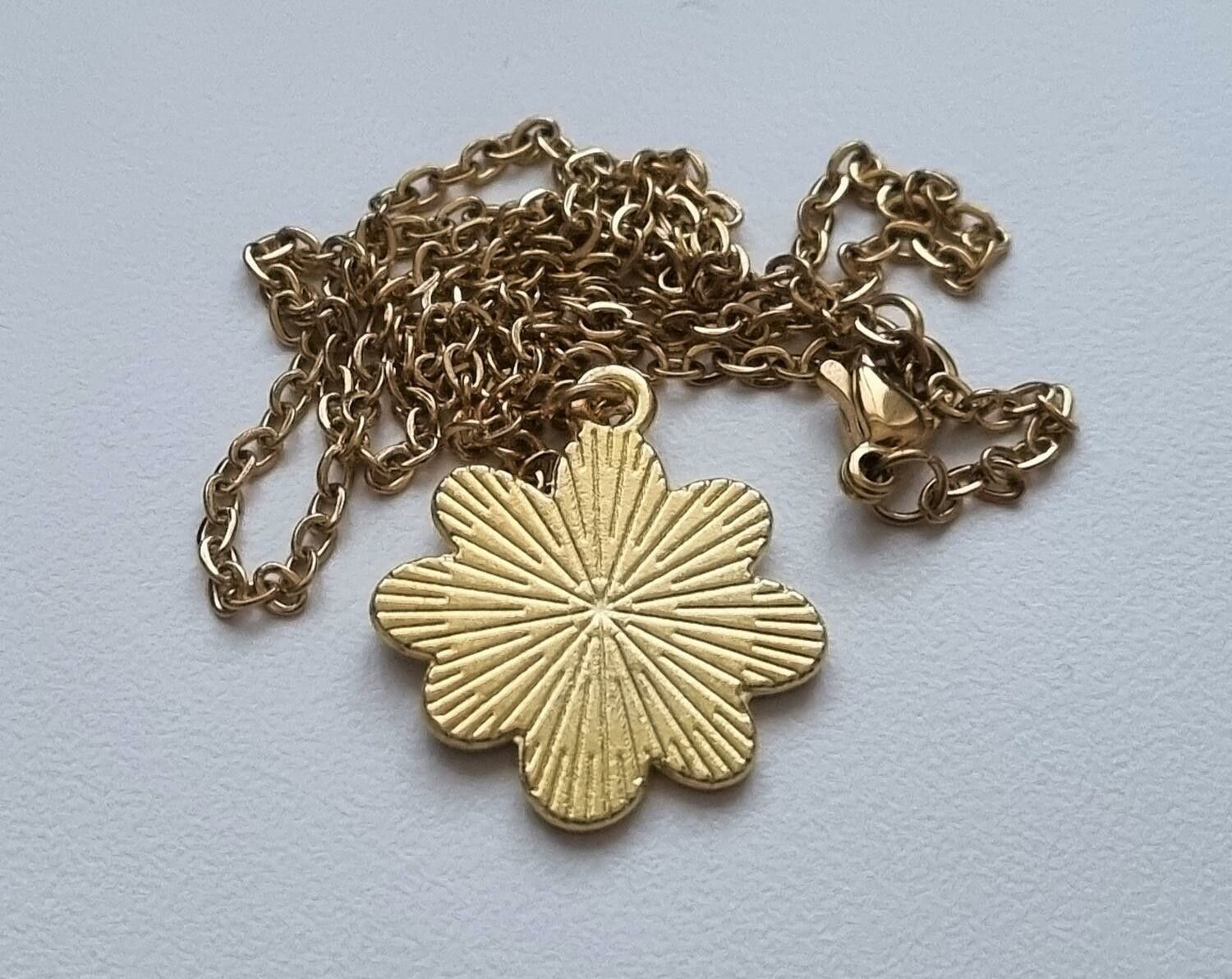 Guldfärgat halsband i rostfritt stål med vit blomma / tusensköna