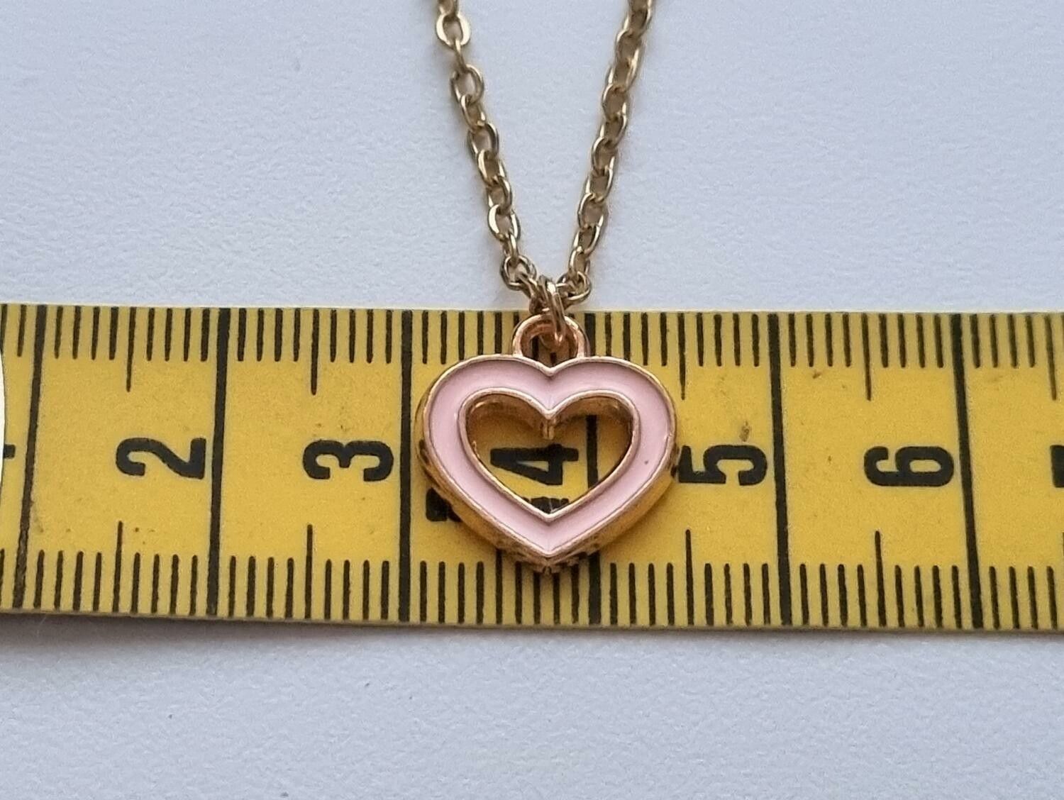 Guldfärgat halsband i rostfritt stål med ett rosa hjärta