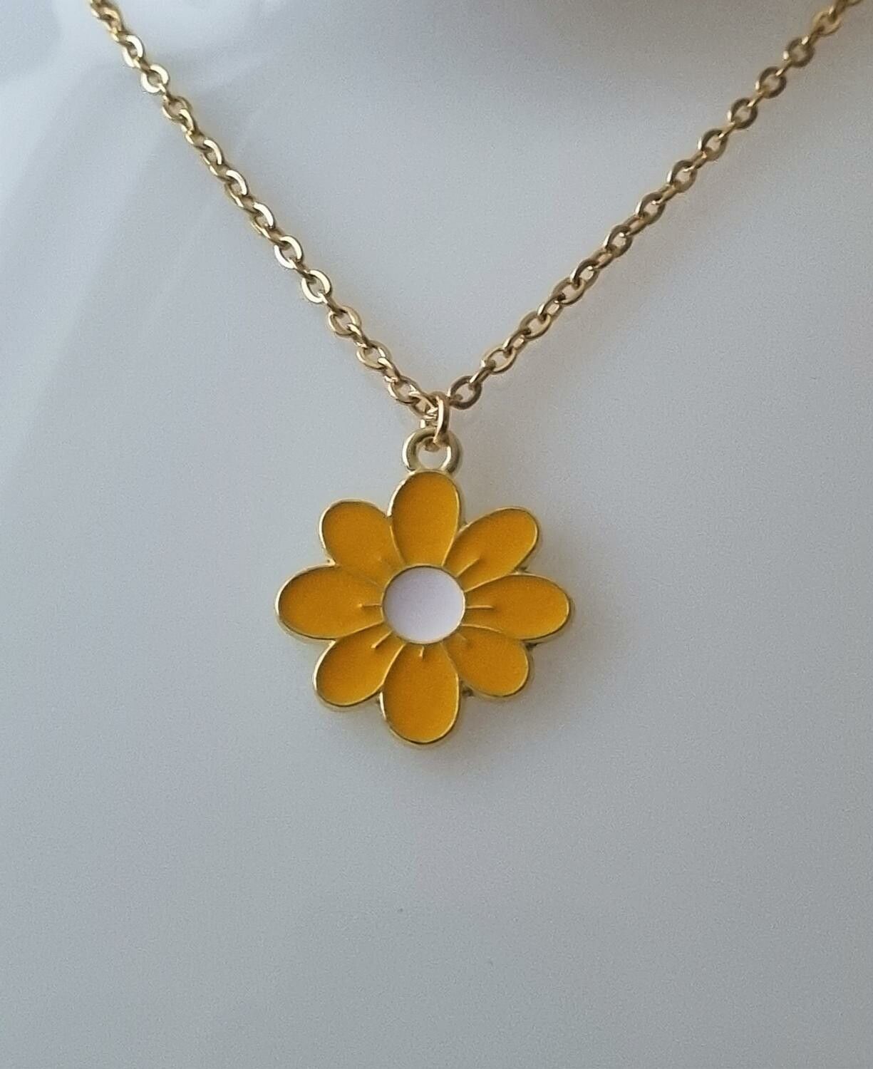 Guldfärgat halsband i rostfritt stål med gul blomma / tusensköna