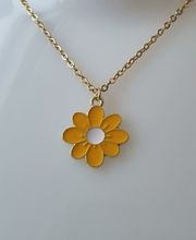 Guldfärgat halsband i rostfritt stål med gul blomma / tusensköna