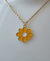 Guldfärgat halsband i rostfritt stål med gul blomma / tusensköna