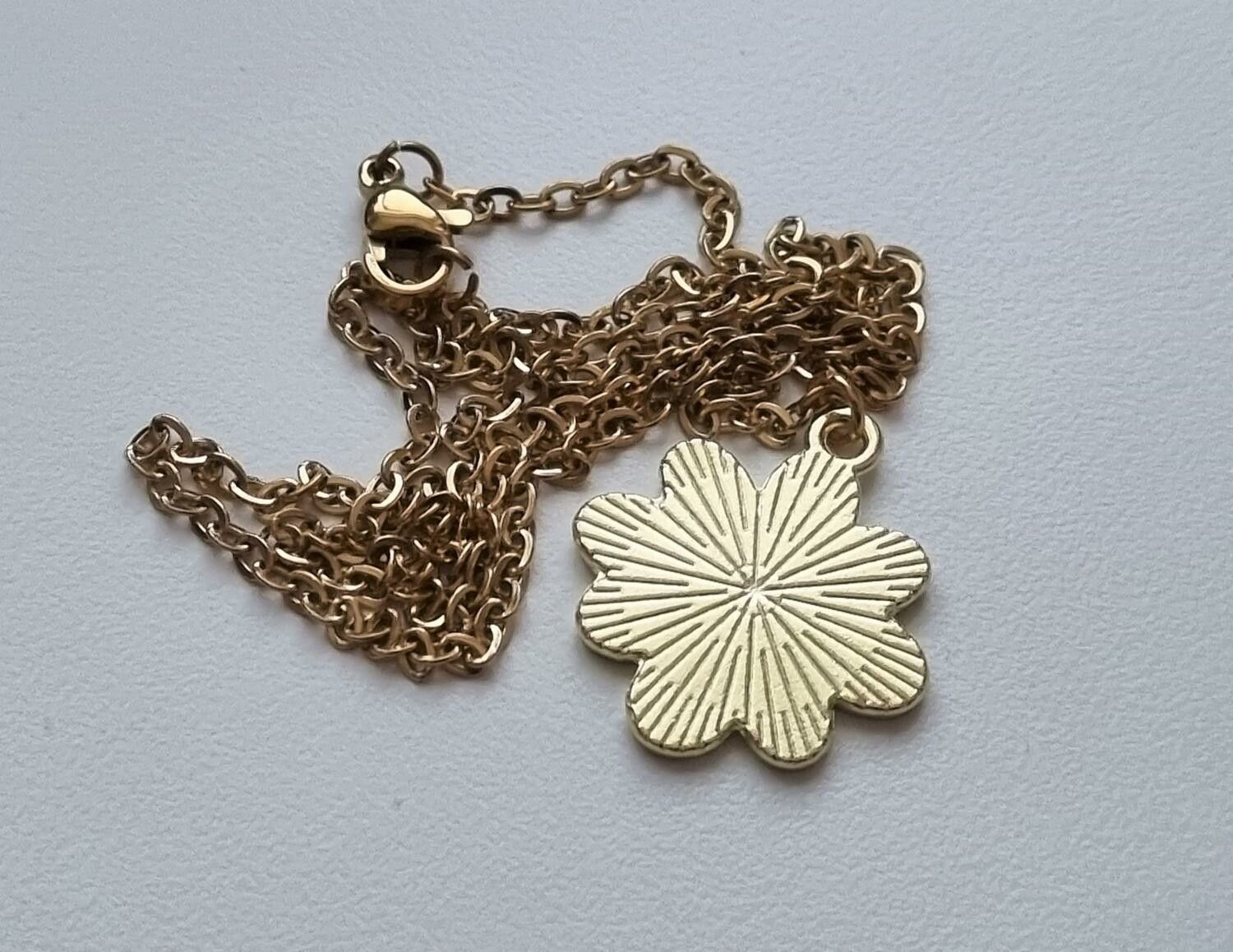Guldfärgat halsband i rostfritt stål med gul blomma / tusensköna