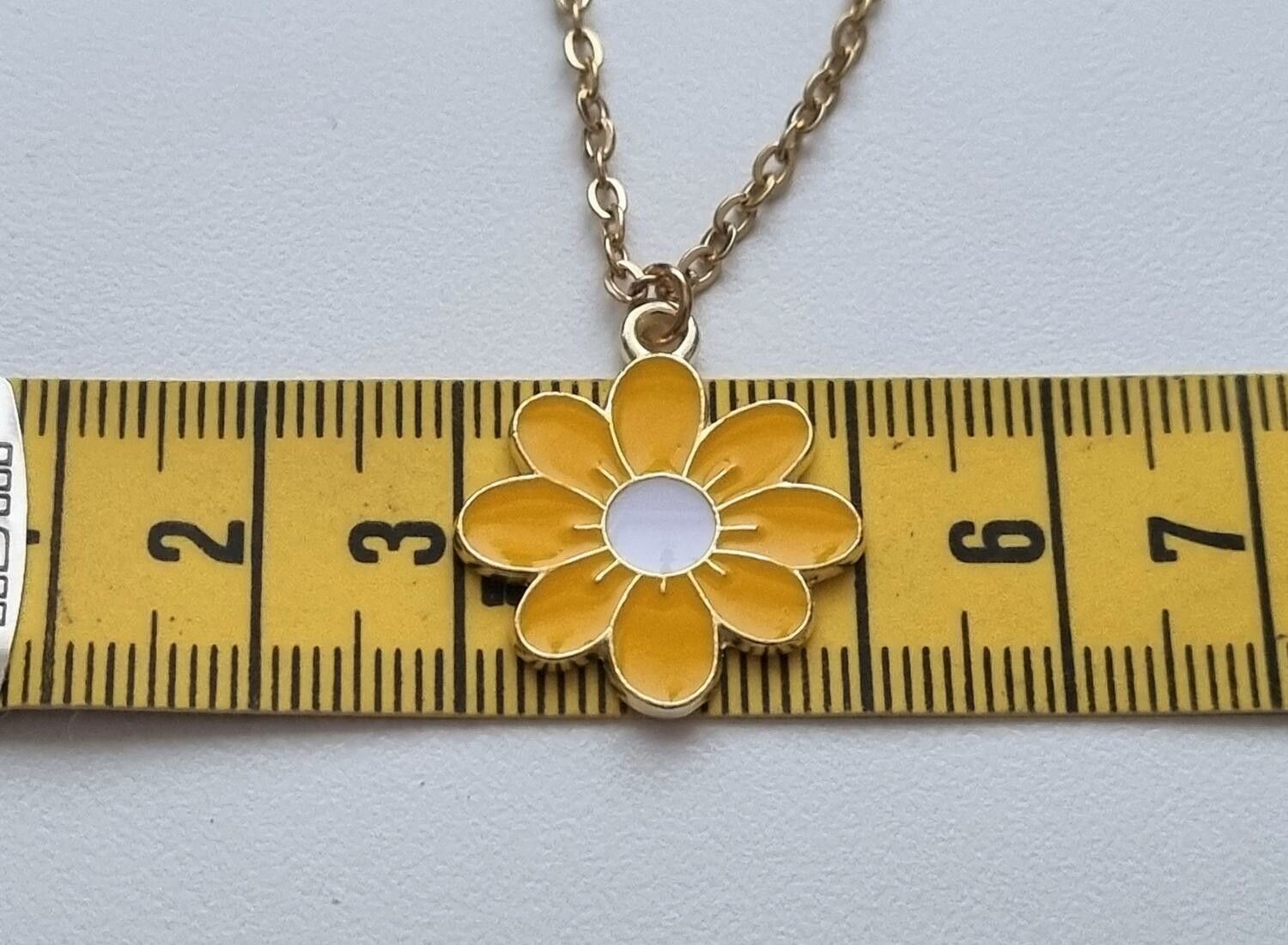 Guldfärgat halsband i rostfritt stål med gul blomma / tusensköna