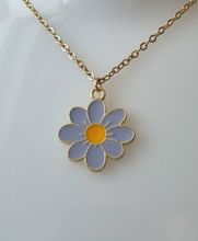 Guldfärgat halsband i rostfritt stål med ljuslila blomma / tusensköna