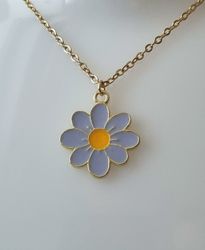Guldfärgat halsband i rostfritt stål med ljuslila blomma / tusensköna