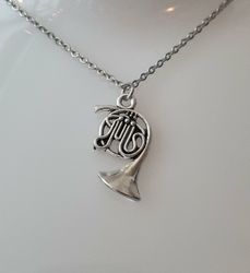 Silverfärgat halsband i rostfritt stål med berlock - Trumpet / musikinstrument