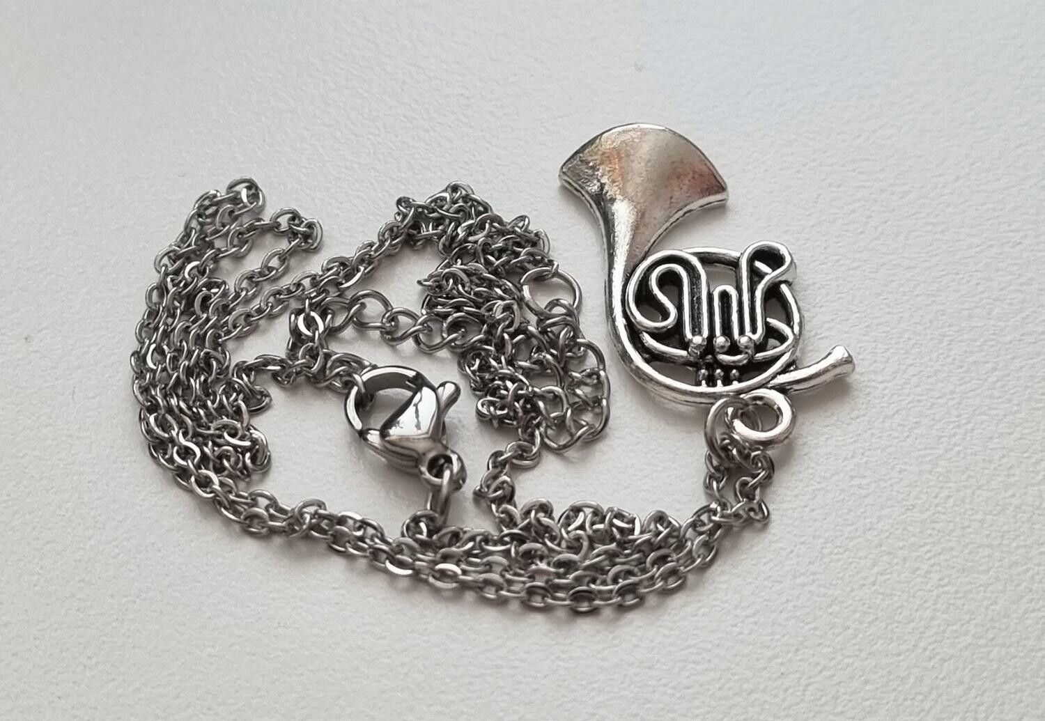 Silverfärgat halsband i rostfritt stål med berlock - Trumpet / musikinstrument