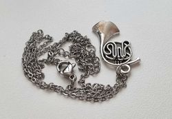 Silverfärgat halsband i rostfritt stål med berlock - Trumpet / musikinstrument