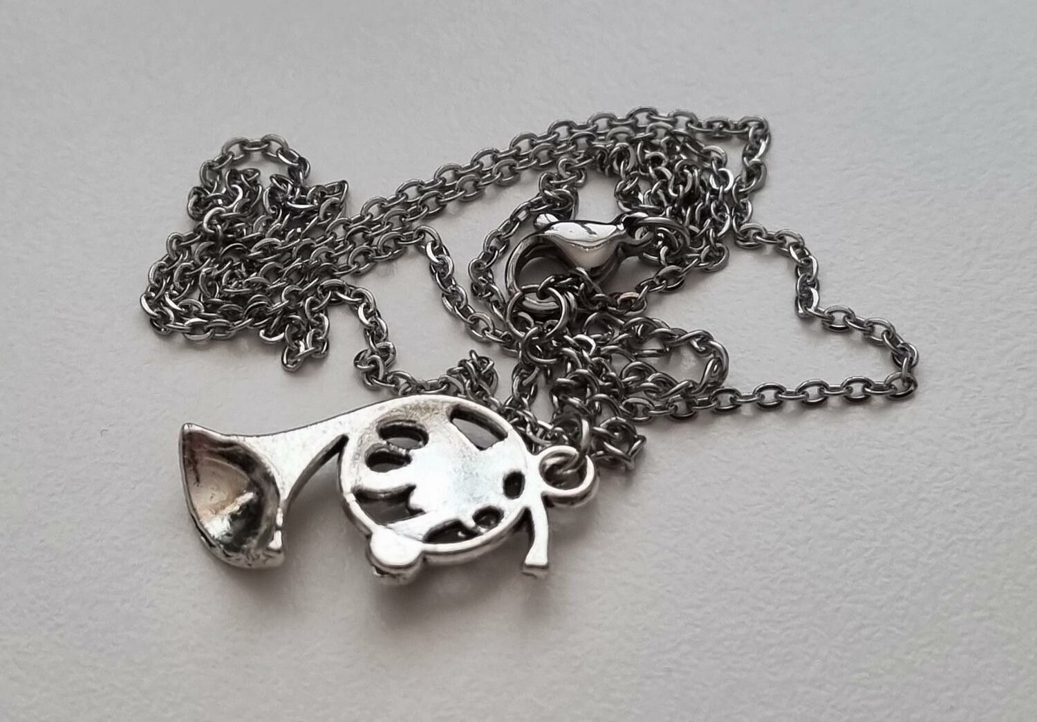 Silverfärgat halsband i rostfritt stål med berlock - Trumpet / musikinstrument