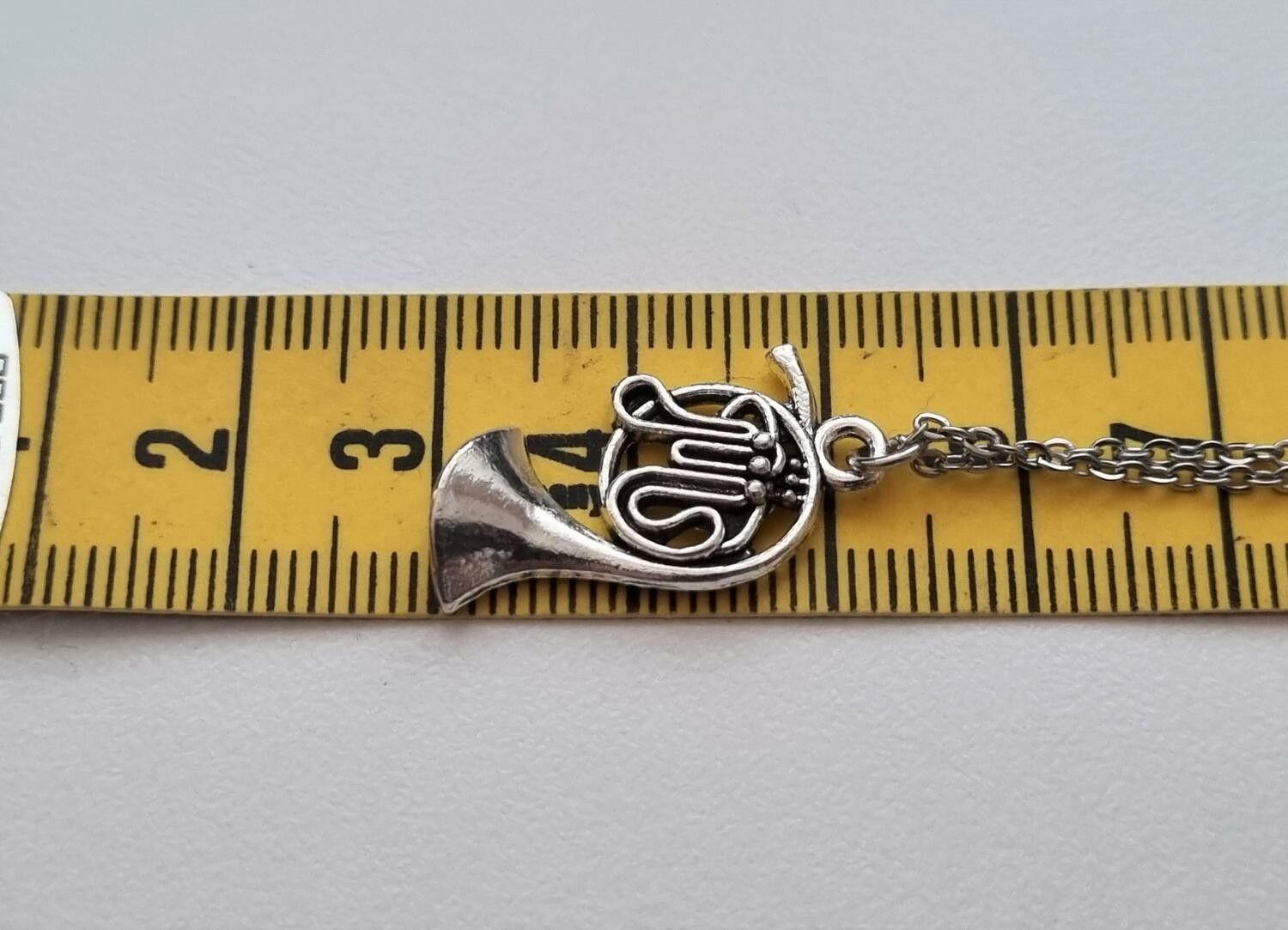 Silverfärgat halsband i rostfritt stål med berlock - Trumpet / musikinstrument