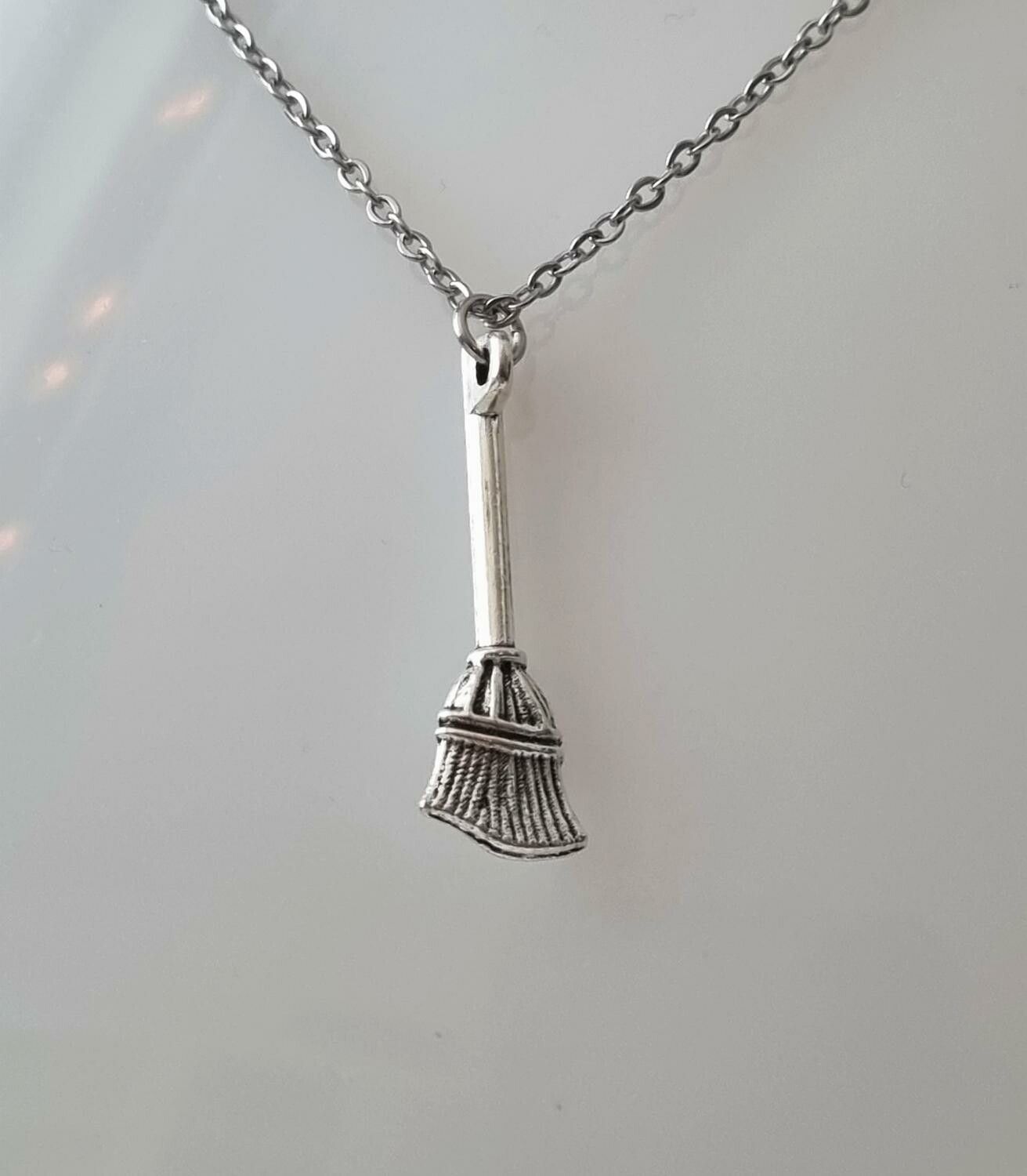 Silverfärgat halsband i rostfritt stål med berlock - Sopborste / kvast