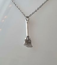 Silverfärgat halsband i rostfritt stål med berlock - Sopborste / kvast