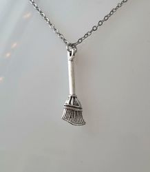 Silverfärgat halsband i rostfritt stål med berlock - Sopborste / kvast