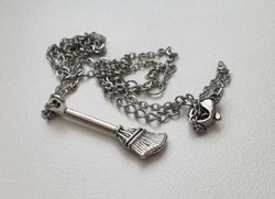 Silverfärgat halsband i rostfritt stål med berlock - Sopborste / kvast