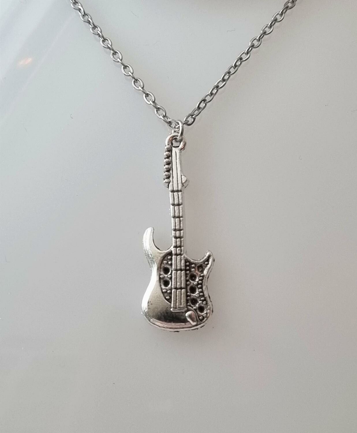 Silverfärgat halsband (50 cm) i rostfritt stål med berlock - Gitarr