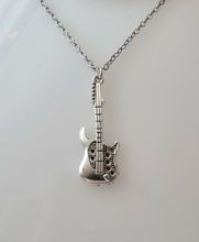 Silverfärgat halsband (50 cm) i rostfritt stål med berlock - Gitarr