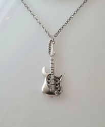 Silverfärgat halsband (50 cm) i rostfritt stål med berlock - Gitarr