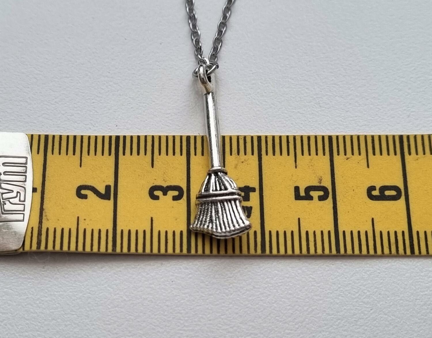 Silverfärgat halsband i rostfritt stål med berlock - Sopborste / kvast
