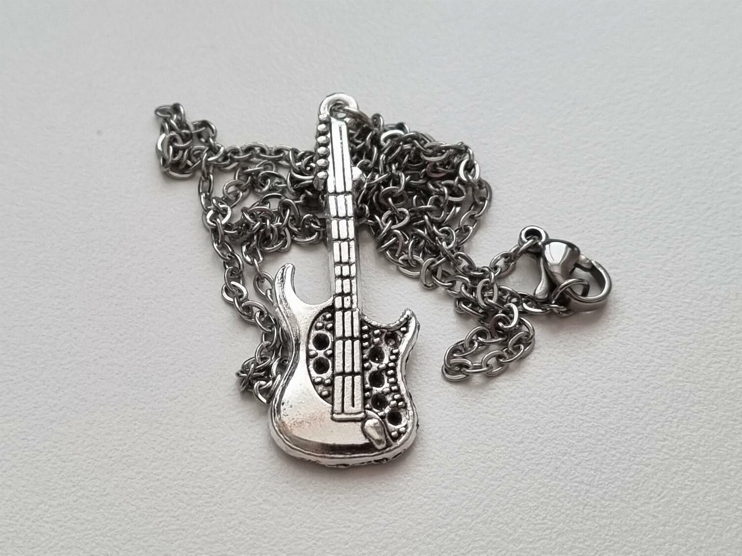 Silverfärgat halsband (50 cm) i rostfritt stål med berlock - Gitarr