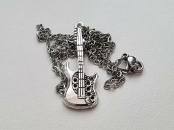 Silverfärgat halsband (50 cm) i rostfritt stål med berlock - Gitarr