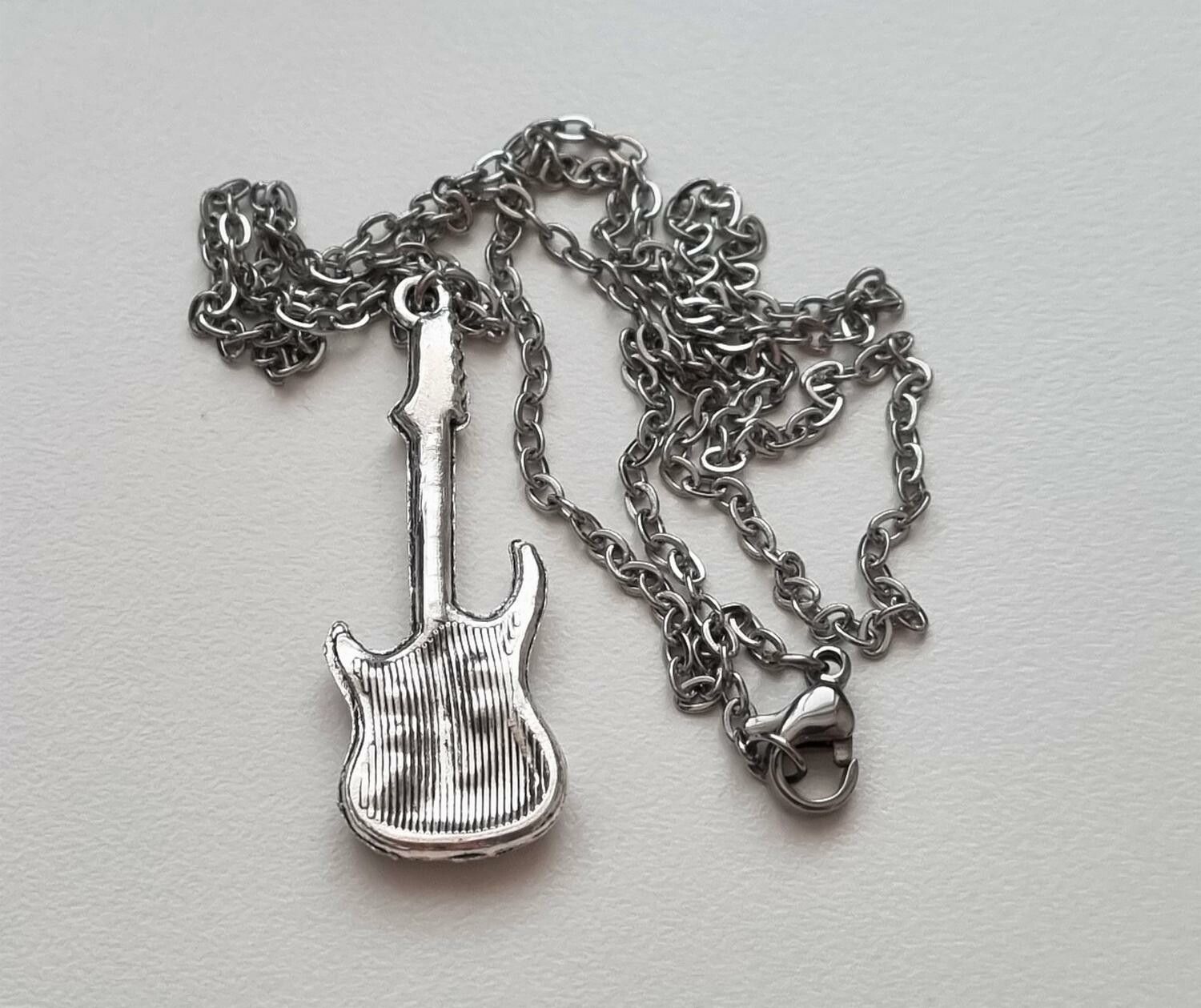 Silverfärgat halsband (50 cm) i rostfritt stål med berlock - Gitarr