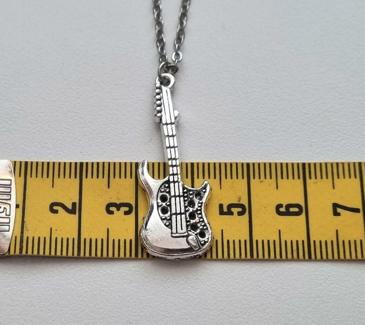 Silverfärgat halsband (50 cm) i rostfritt stål med berlock - Gitarr