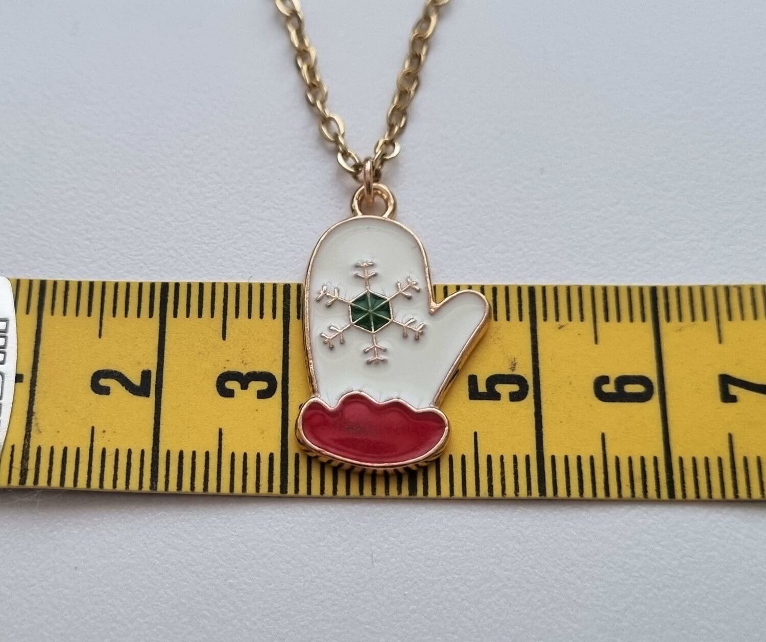 Guldfärgat halsband (45 cm) i rostfritt stål med söt berlock - Julvante