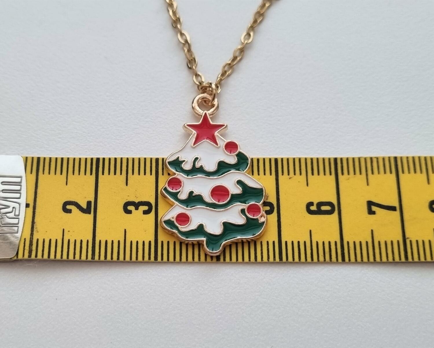 Guldfärgat halsband (45 cm) i rostfritt stål med söt berlock - Julgran