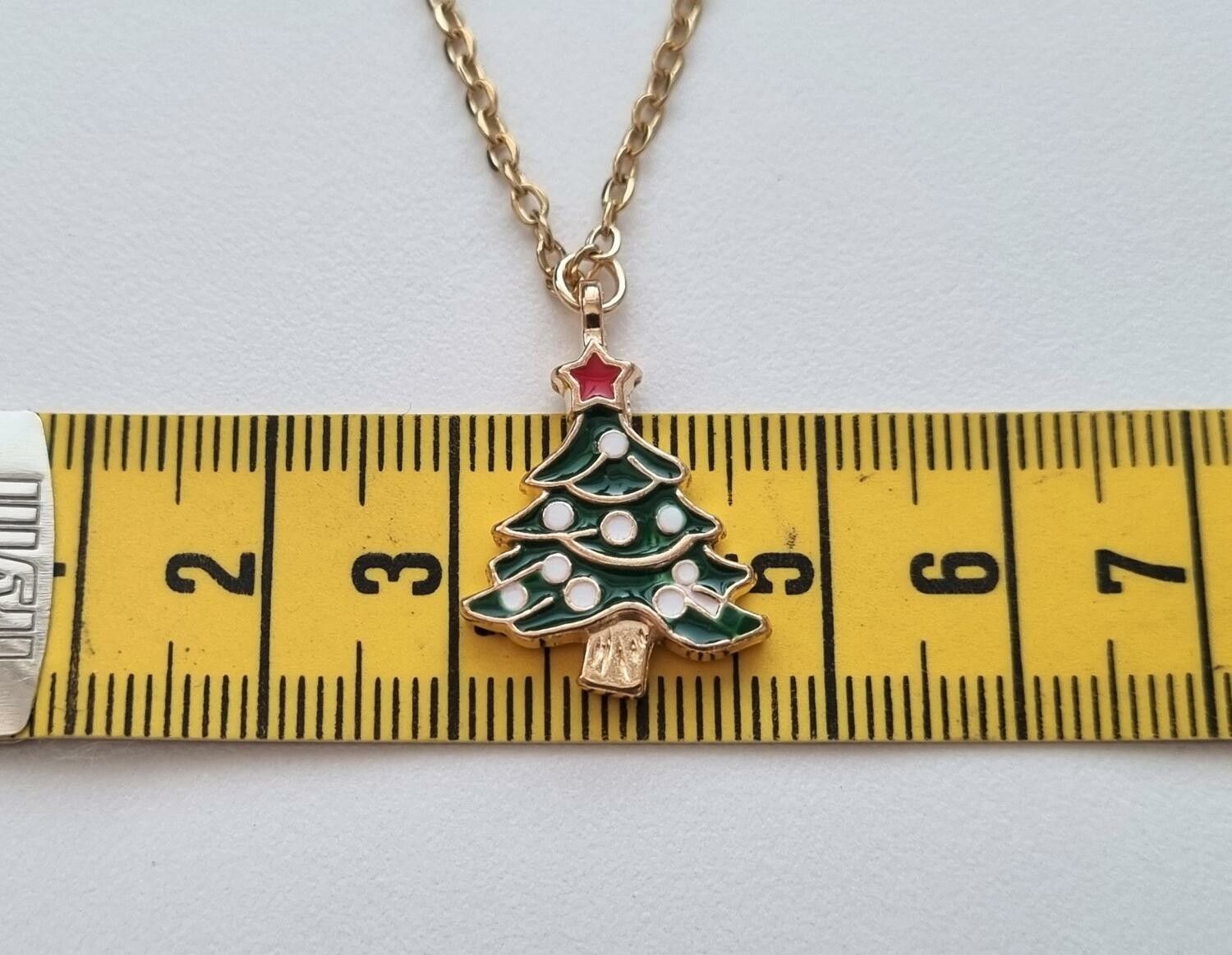 Guldfärgat halsband (50 cm) i rostfritt stål med söt berlock - Julgran