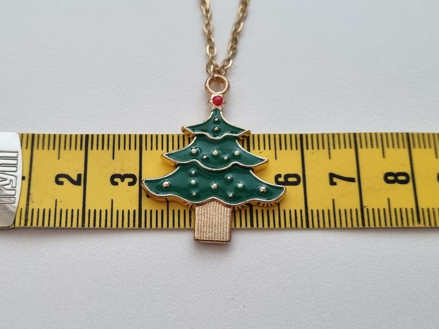 Guldfärgat halsband (45 cm) i rostfritt stål med söt berlock - Julgran