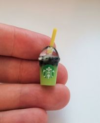 1 st grön iskaffe, frappucino, drinkar - Miniatyr för dockhus, tittskåp