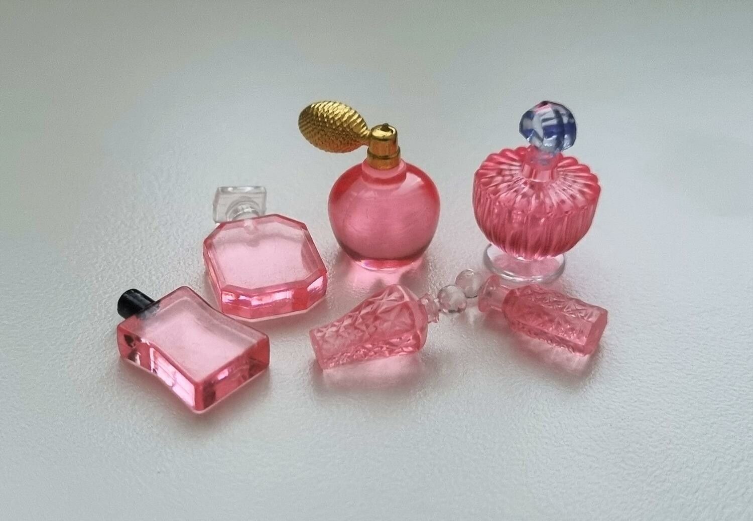 6 st små rosa parfymflaskor. Miniatyrer / figuriner för dekoration, dockskåp