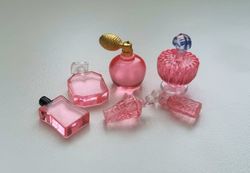 6 st små rosa parfymflaskor. Miniatyrer / figuriner för dekoration, dockskåp