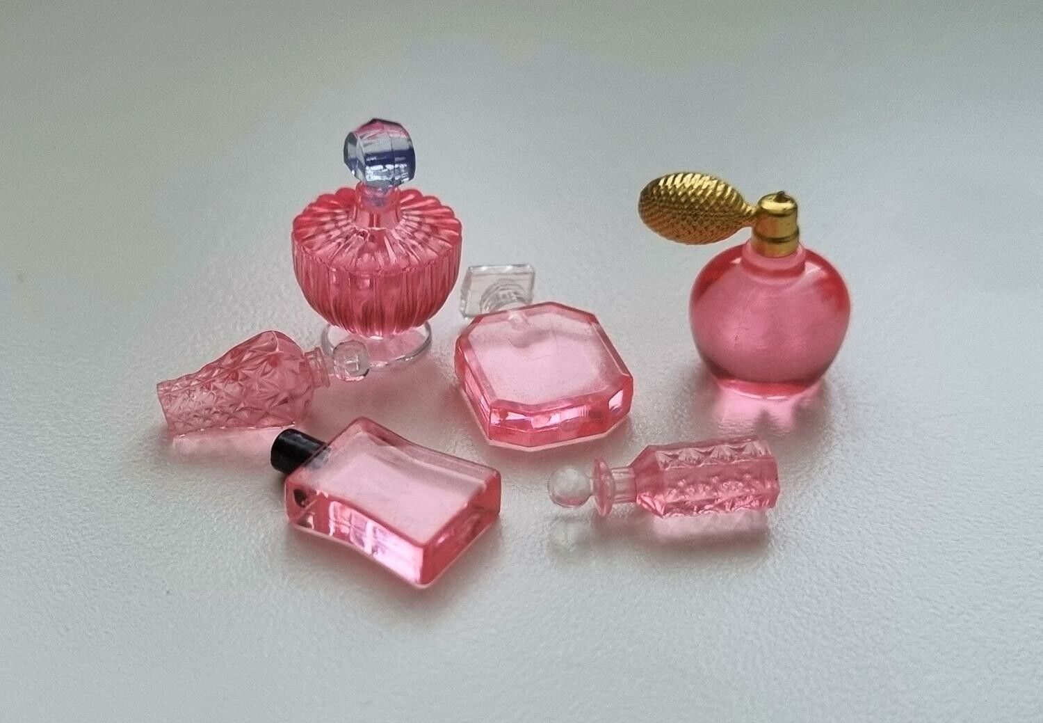 6 st små rosa parfymflaskor. Miniatyrer / figuriner för dekoration, dockskåp