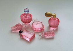 6 st små rosa parfymflaskor. Miniatyrer / figuriner för dekoration, dockskåp