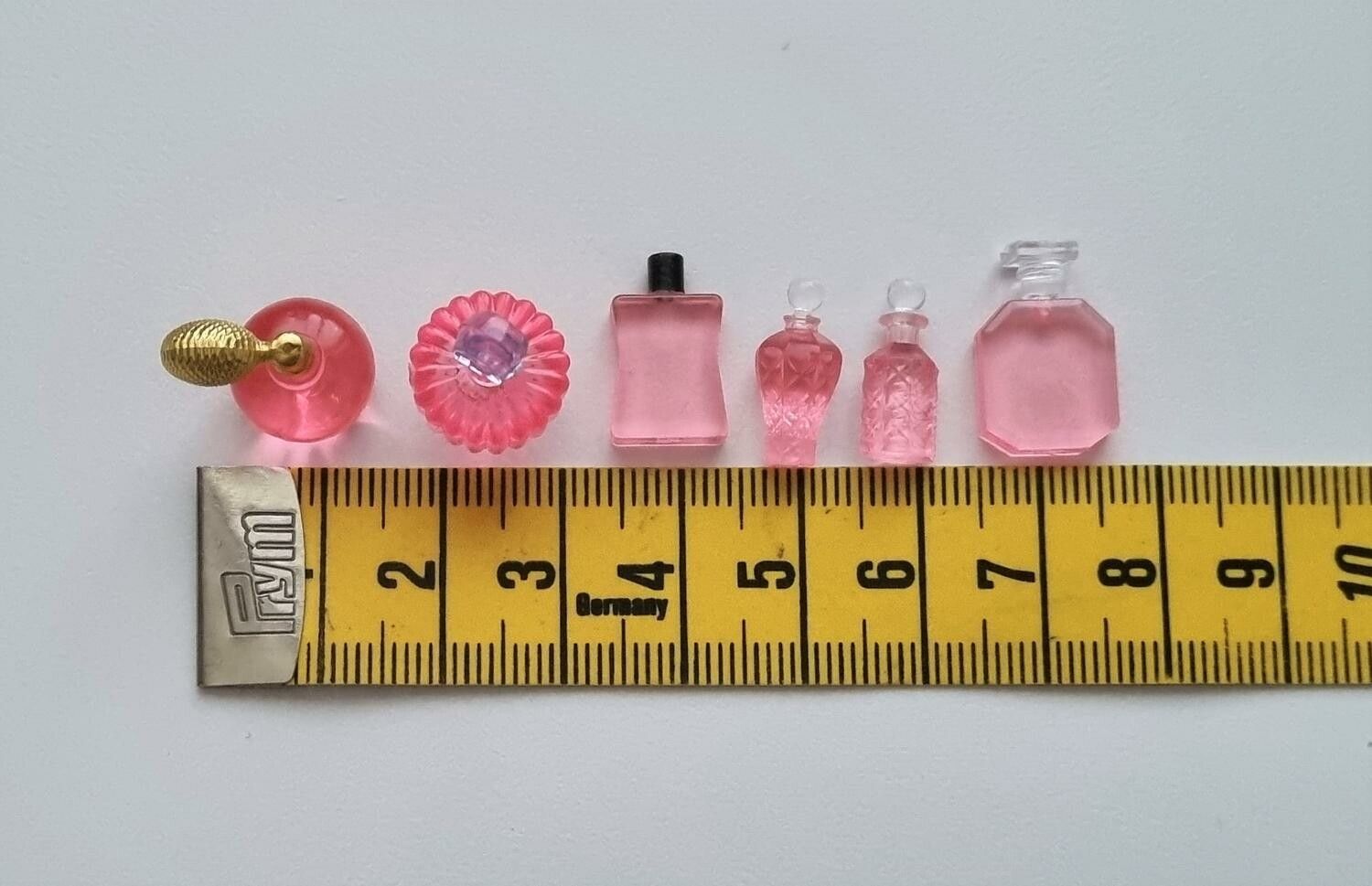 6 st små rosa parfymflaskor. Miniatyrer / figuriner för dekoration, dockskåp