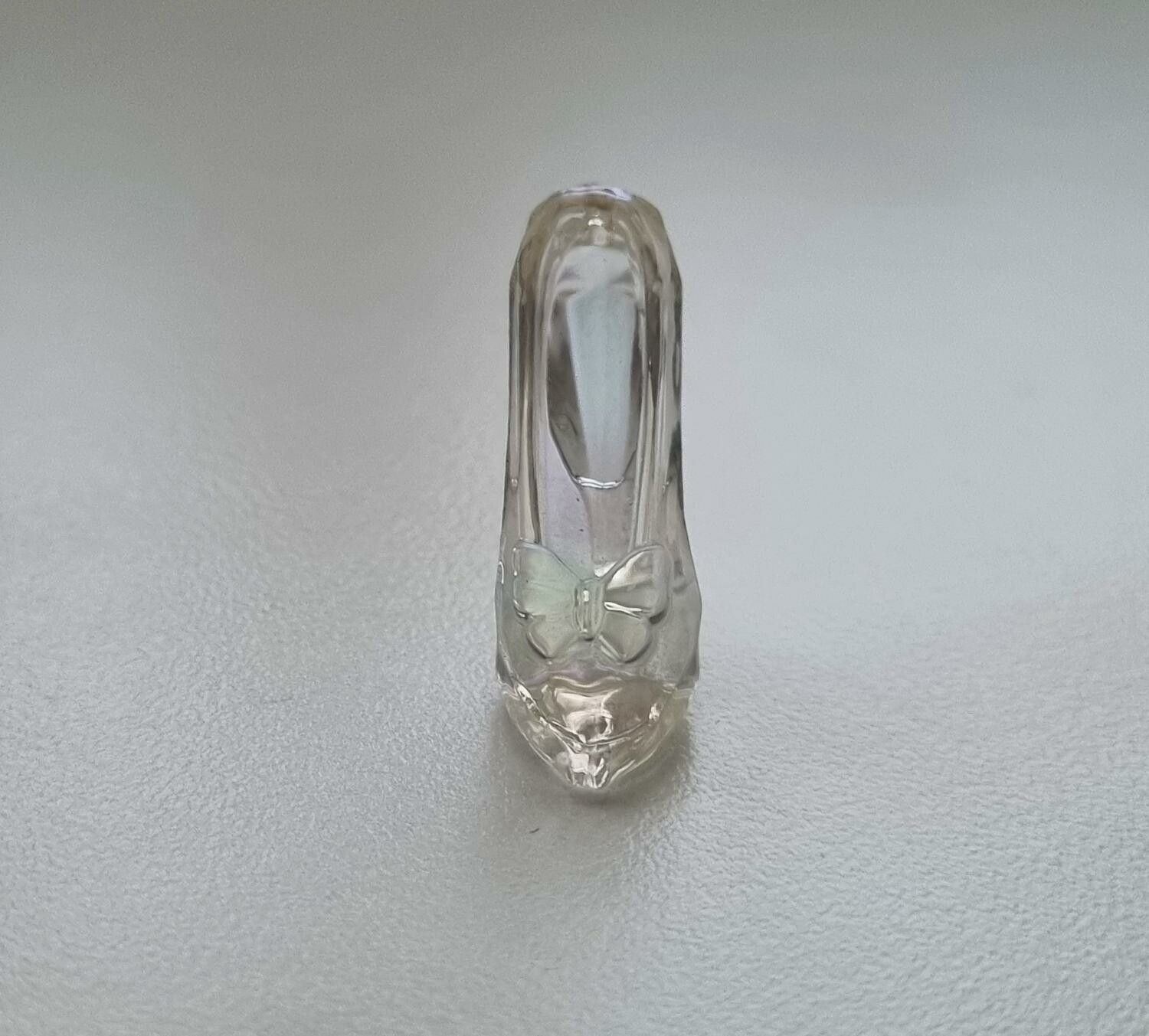 Sko med fjäril. Miniatyr / figurin för dekoration, tittskåp, dockskåp