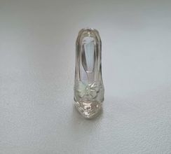 Sko med fjäril. Miniatyr / figurin för dekoration, tittskåp, dockskåp