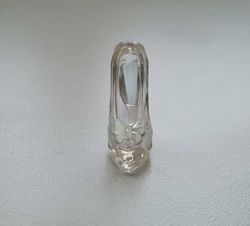 Sko med fjäril. Miniatyr / figurin för dekoration, tittskåp, dockskåp