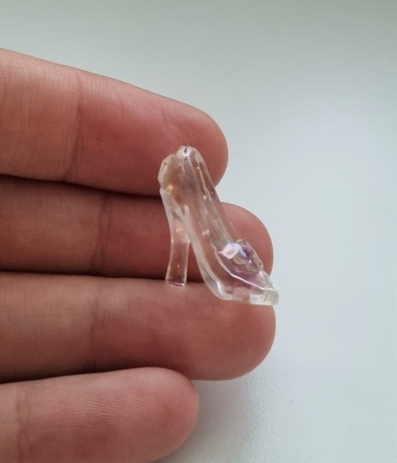Sko med fjäril. Miniatyr / figurin för dekoration, tittskåp, dockskåp