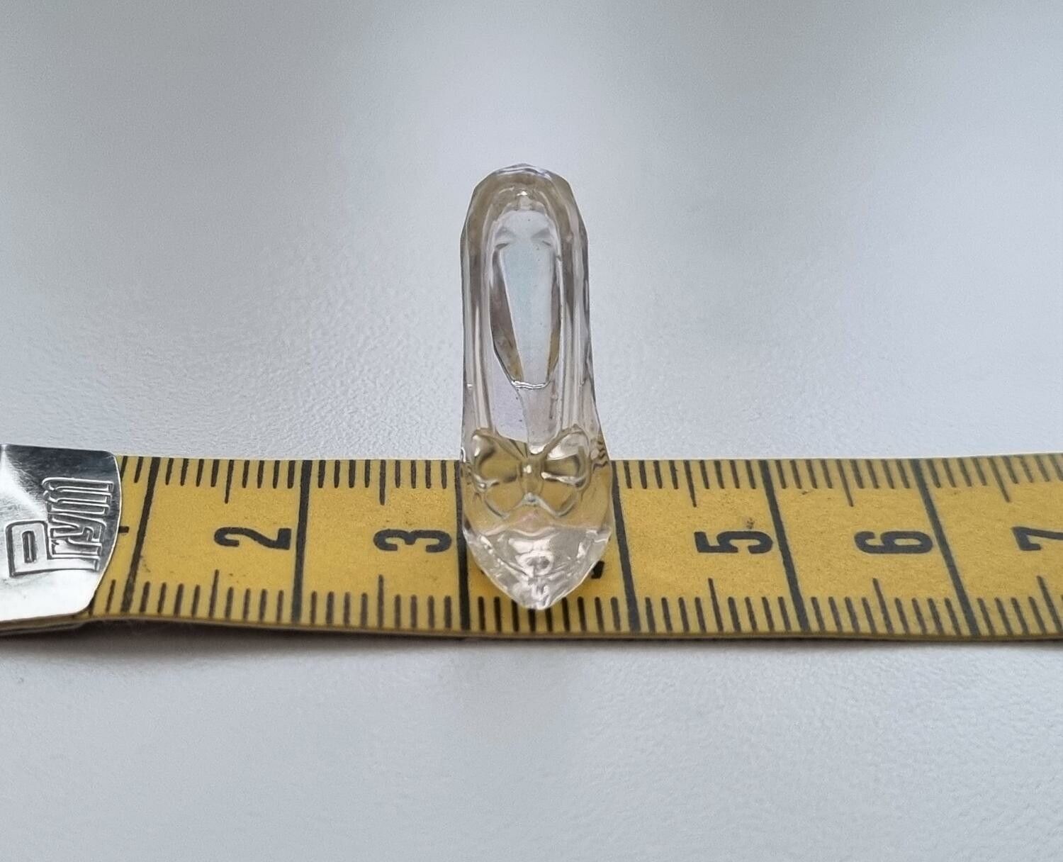 Sko med fjäril. Miniatyr / figurin för dekoration, tittskåp, dockskåp