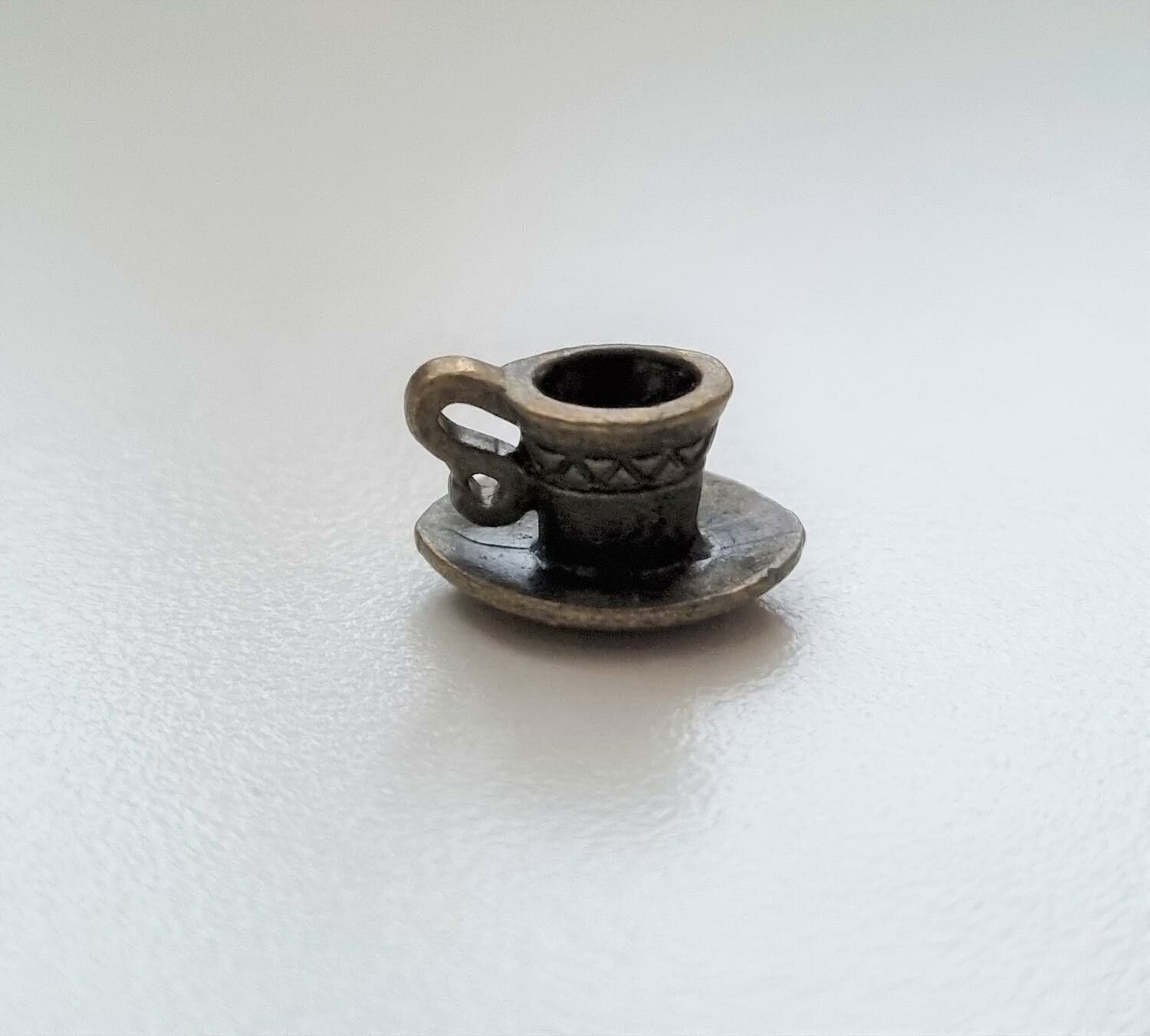 Tekopp på fat. Miniatyr / figurin för dekoration, tittskåp, dockskåp
