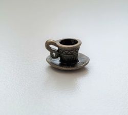 Tekopp på fat. Miniatyr / figurin för dekoration, tittskåp, dockskåp