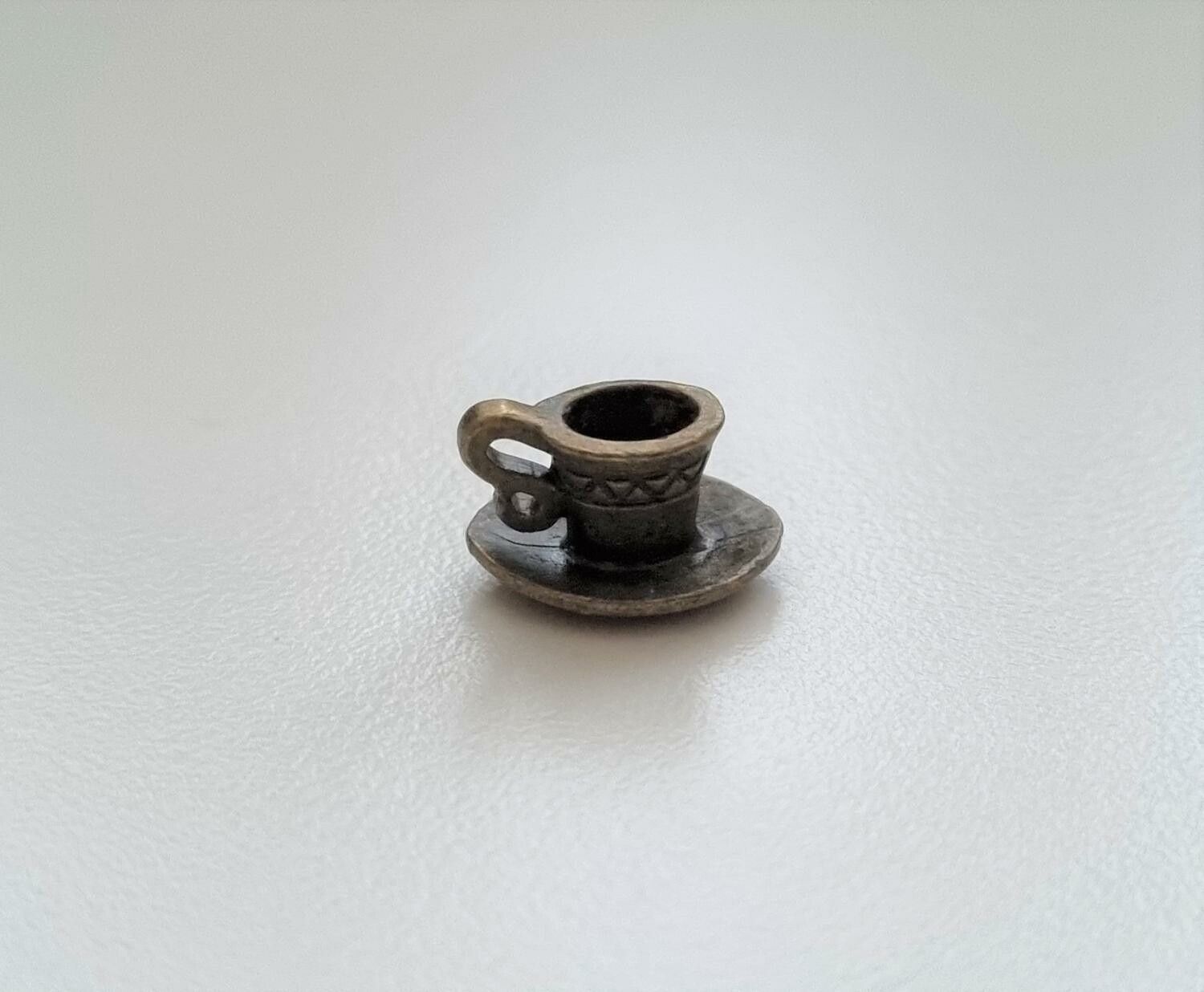 Tekopp på fat. Miniatyr / figurin för dekoration, tittskåp, dockskåp